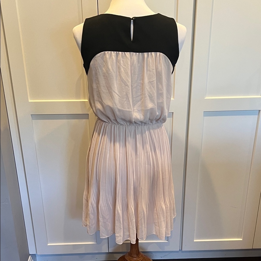 Urban Outfitters Black and Cream Pleated Dress Size 6 - Picture 6 of 10